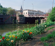 840272 Gezicht op de Van Asch van Wijckbrug over de Stadsbuitengracht bij de Weerdsingel O.Z. te Utrecht; op de ...